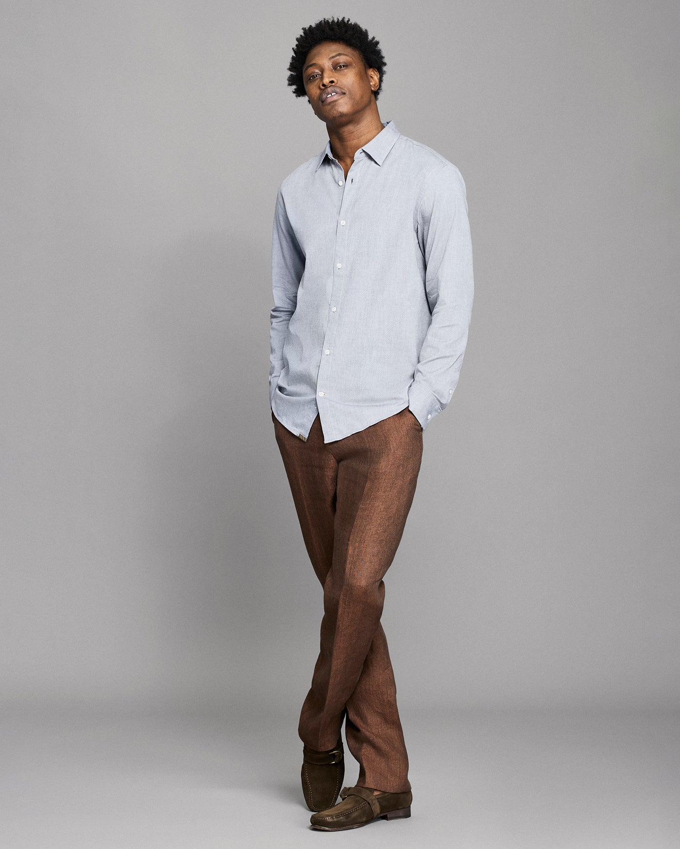 Model is 6'2" wearing size 15.5.