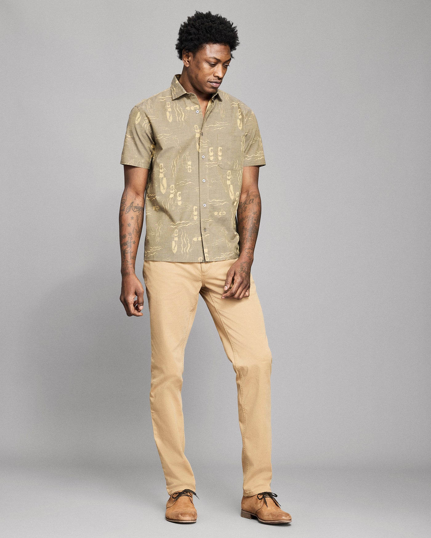Model is 6'2" wearing size medium.