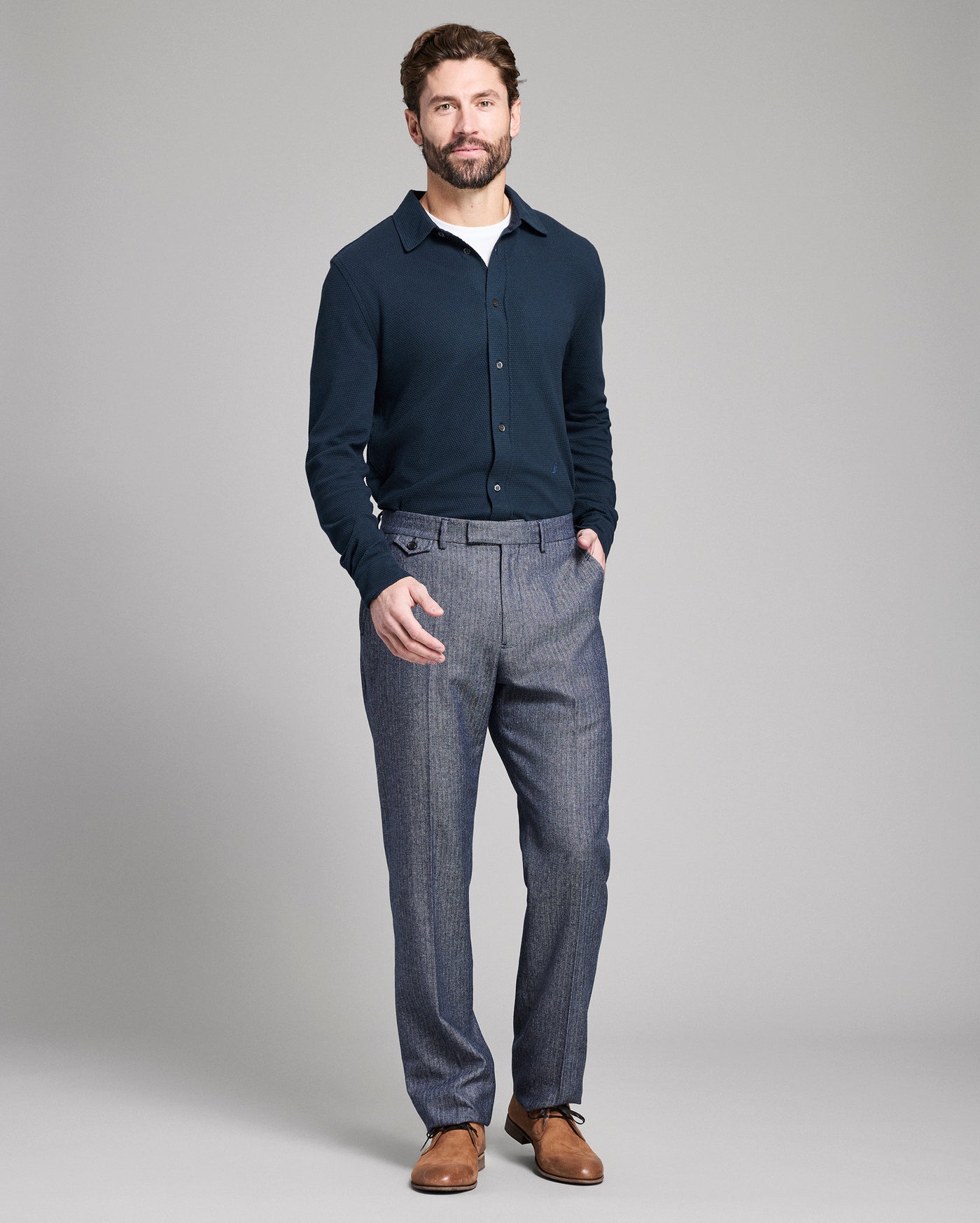 Model is 6'2" wearing size 32R.